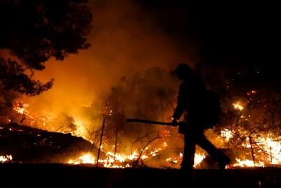 Firefighter dies while battling California wildfire