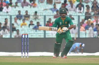 Hafeez shines as Pak seal narrow win to level series against Eng
