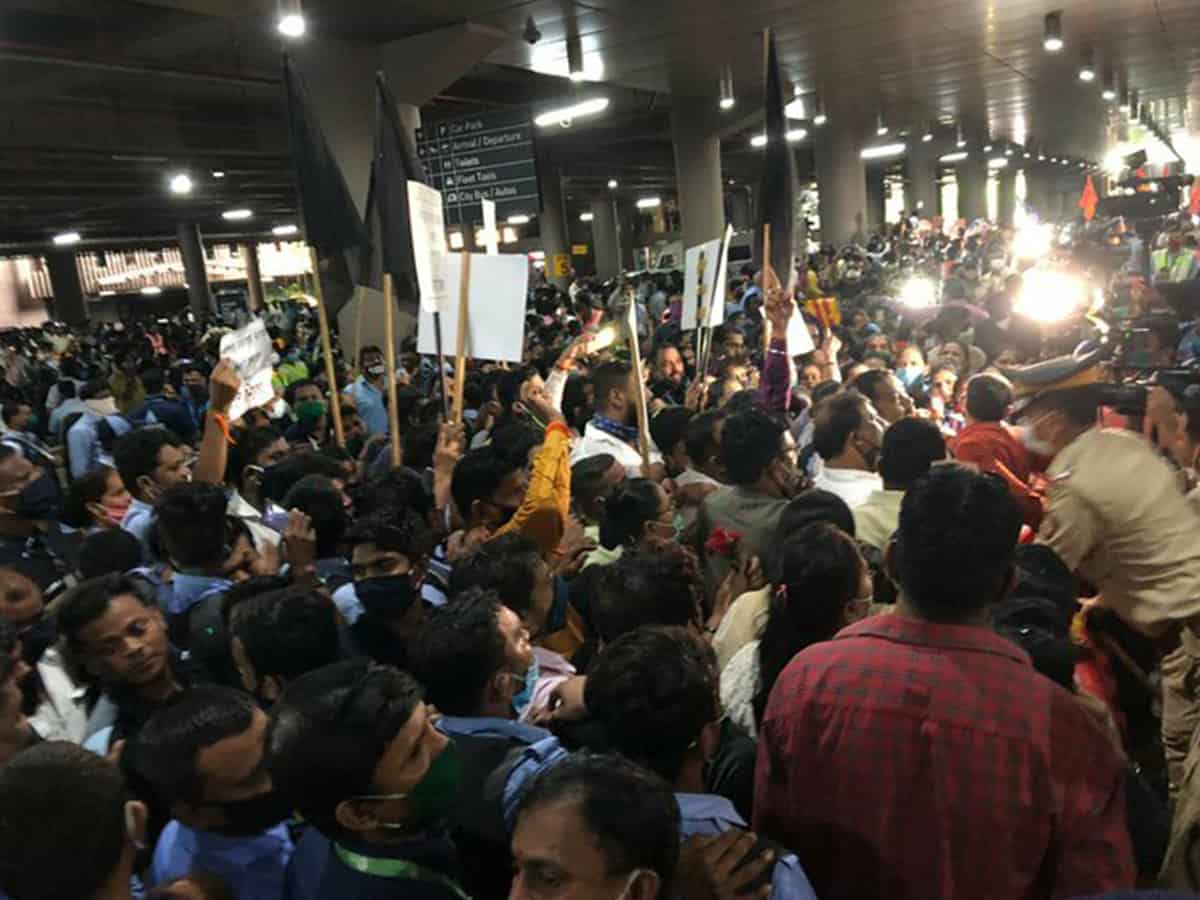 RPI supports Kangana Ranaut, hold protest outside Mumbai airport