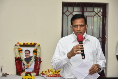 Karnataka railway staff pay rich tributes to Angadi