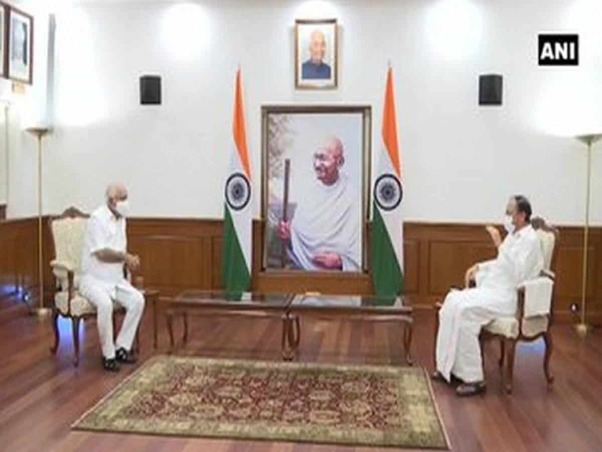 Yediyurappa meets Vice President Naidu, conveys Karnataka's requests