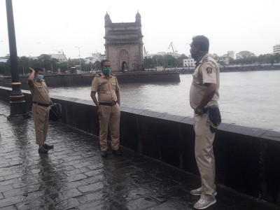 Mumbai Police warn car-chasing 'paparazzi' of action