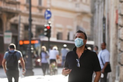 Pandemic deniers rally in Rome without wearing face masks