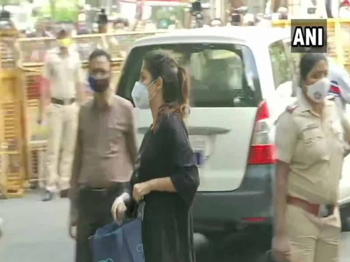 Rhea Chakraborty reaches NCB Mumbai office, questioning to continue today