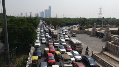 Traffic flow disrupted as farmers reach Delhi's Chilla border