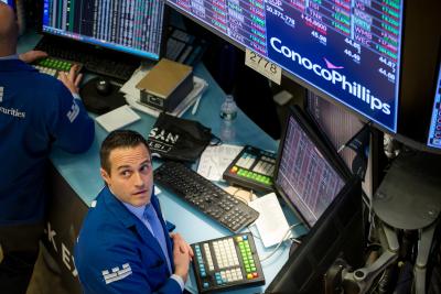 US stocks resume sell-off on weaker data, dim outlook