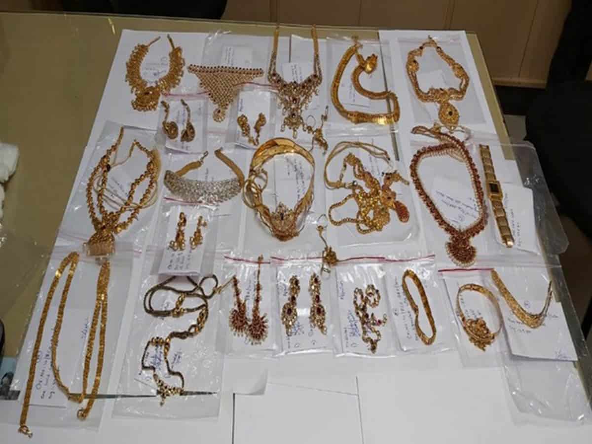 Telangana: ACB officials seize 1.5 kg gold ornaments from bank locker of Keesara Tehsildar, arrest him
