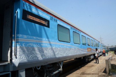196 pairs of special trains to run to clear festival rush