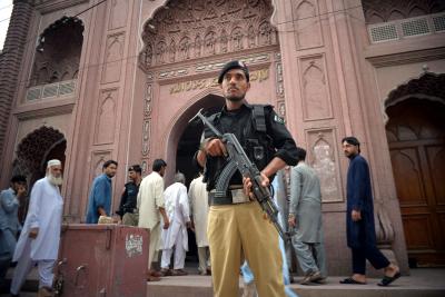 7 killed, 123 hurt in Peshawar madrasa blast (Ld)