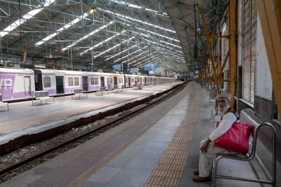 After dilly-dallying, Railways' allow women on Mumbai locals from Oct 21