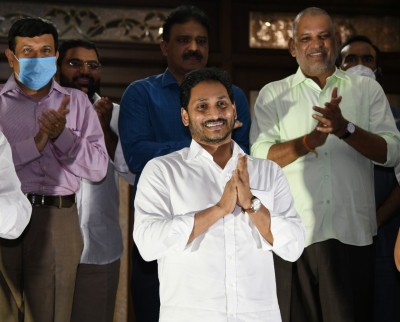 Andhra CM claps for village volunteers (Ld)