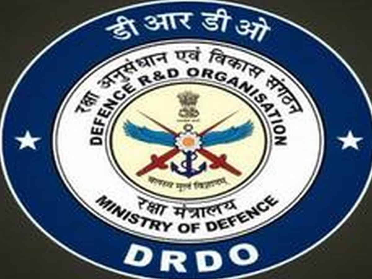 DRDO Chairman briefs VP on in-house developed equipment to tackle Covid