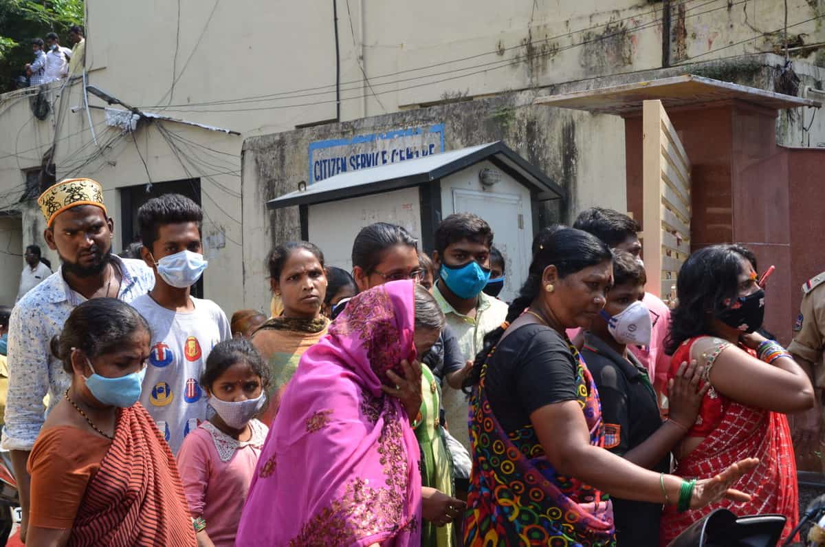 Flood victims protests at GHMC offices as govt stops relief