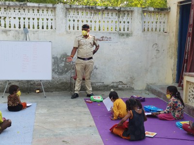 Delhi Police constable imparting education to slum kids