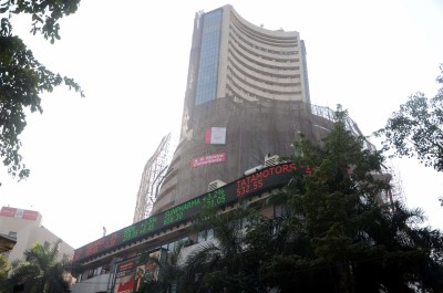 Equity indices turn red amid volatility, Bharti Airtel up 8% (Ld)