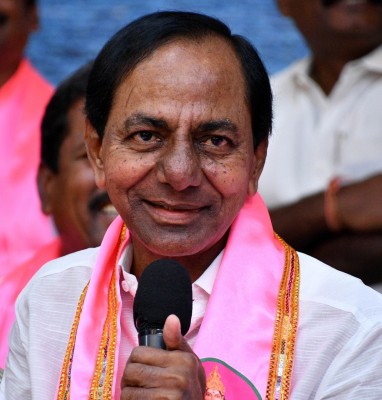 KCR wants 15 special teams to prevent breach of lakes in Hyderabad