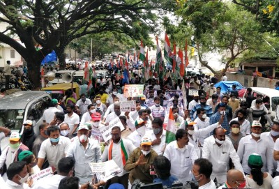 K'taka BJP supporters raise pro-Modi slogans at Cong rally