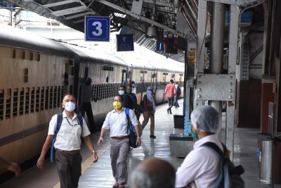 Maha wants to throw open Mumbai suburban trains for all