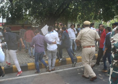 Police detains DUSU President, ABVP members while protest against Delhi govt