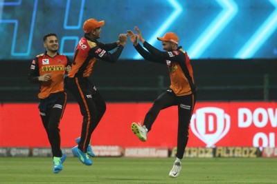 SRH hammer DC by 88 runs, stay alive in race for playoffs