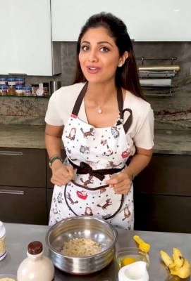Shilpa Shetty replaces eggs with flaxseed powder while baking banana bread
