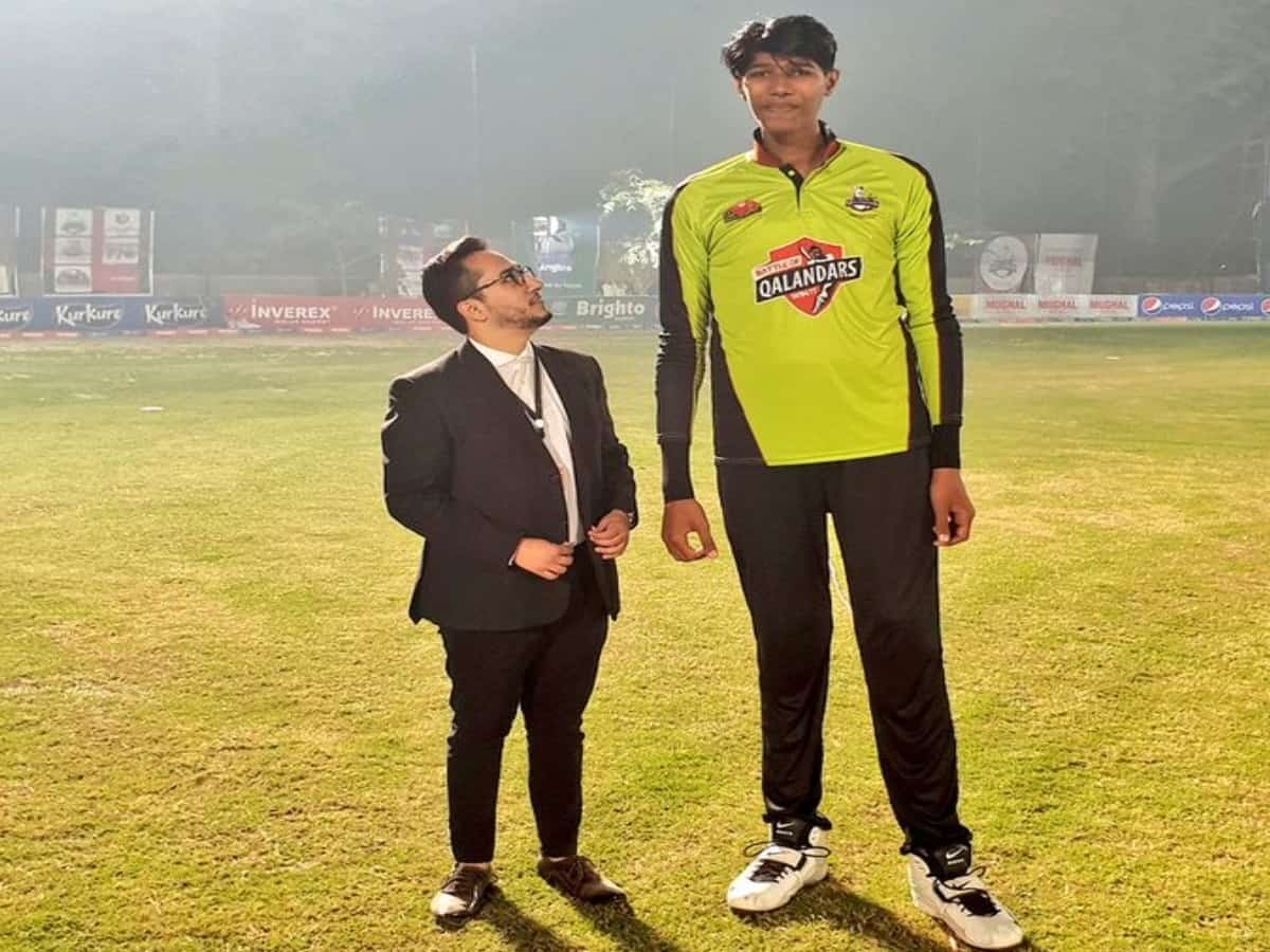 Tallest cricketer