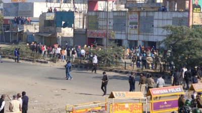 ALERT: Farmers at Singhu border retrace a few metres after police lob 9 tear gas shells