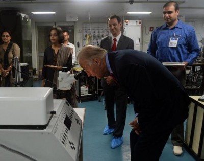 2013: When Biden pored into a microscope at IIT-Bombay