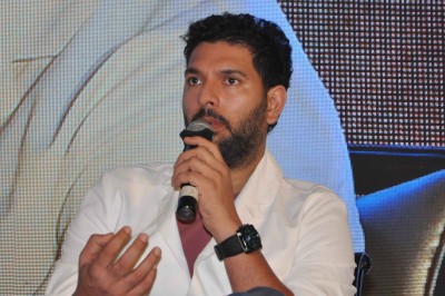 After first handshake with Sachin I rubbed them on body: Yuvraj