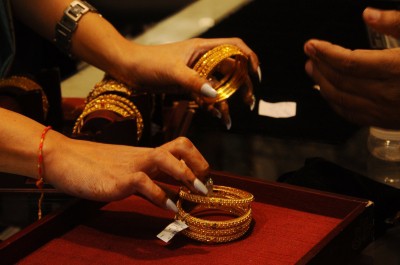 Amid Covid cloud 'Dhanteras' brings back gold demand (Ld)