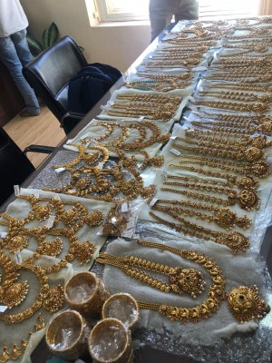 B'luru police nab 2 with 6kg unaccounted gold ornaments