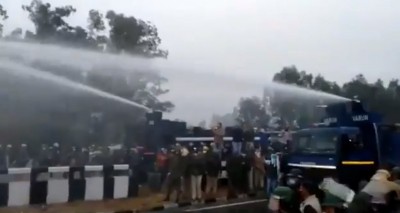 Braving tear-gas shells, water canons, thousands break barricades in Haryana (Ld)