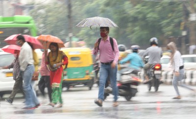 Delhi Fire Dept receiving strange 'oil rain' calls from all over city (Ld)