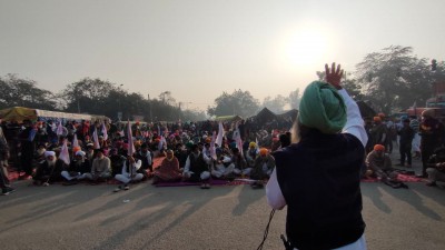 Farmers listen to 'kirtan' to commemorate Guru Nanak's birth anniversary (Ld)