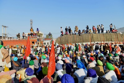 Farmers try to go Ramlila Maidan, police take them to Nirankari ground