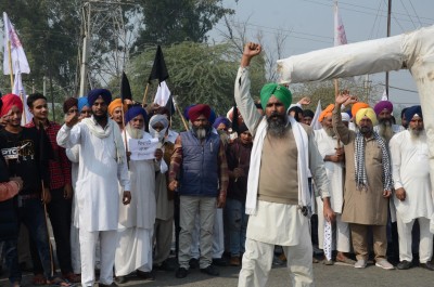 Hundreds of protesting farmers gather along Punjab-Haryana border