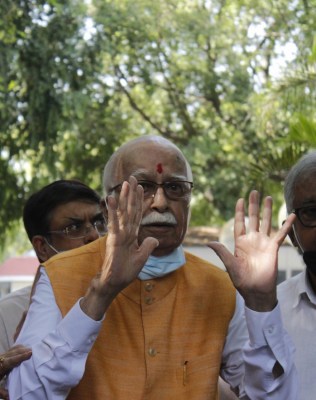 Karnataka BJP leader seeks Bharat Ratna for Advani