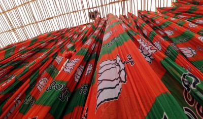 Slain K'taka BJP leader's mother takes on powerful Lingayat seer