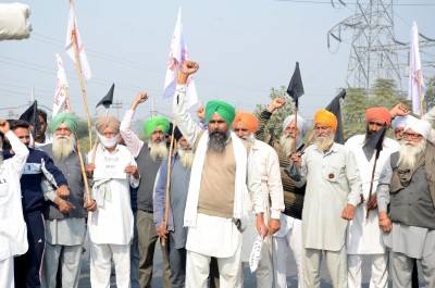 Thousands of farmers assemble at Haryana borders