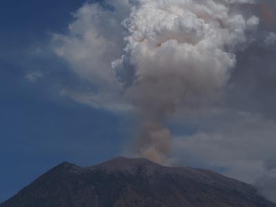 500 people flee following volcano eruption in Indonesia