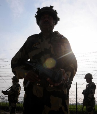 7 kg heroin, three Chinese pistols seized along Pak border