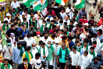 Angry K'taka farmers throws traffic out of gear in Bengaluru
