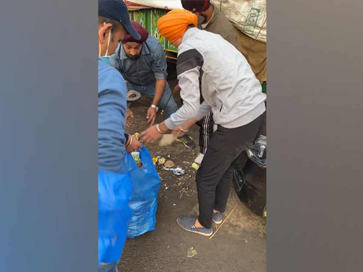 Brother duo helps clean garbage at Singhu border