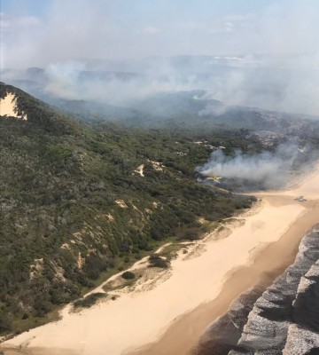 Bushfire sweeps popular Australian island