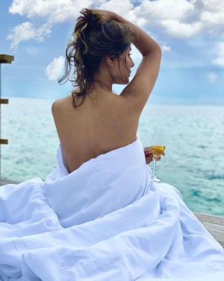 Hina Khan flaunts 'sexy back' from Maldivian vacation