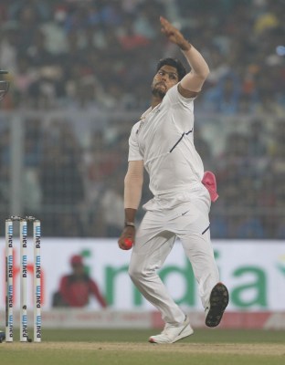 India suffer blow as Umesh Yadav limps off the field on third day