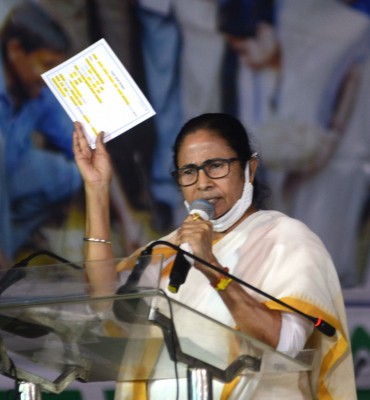 Mamata speaks to agitating farmers at Singhu border, assures full solidarity