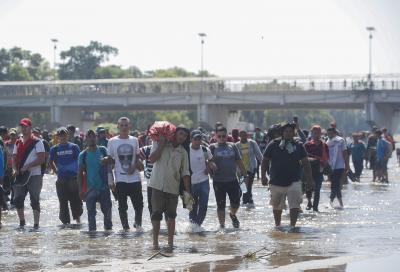 Migrant caravan leaves hurricane-hit Honduras for US