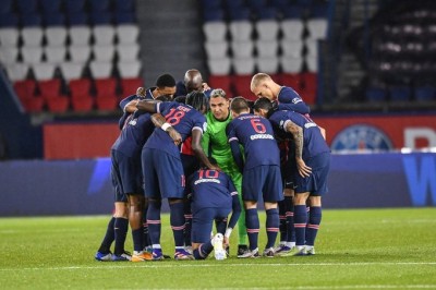 Neymar stretchered off in PSG's defeat to Lyon