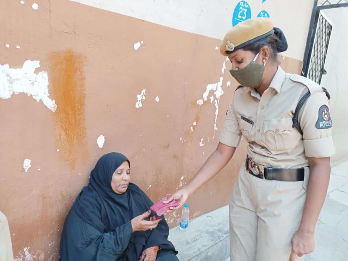 Police constable returning the lost wallet to Khaleda. Photo: Mohammed Hussain
